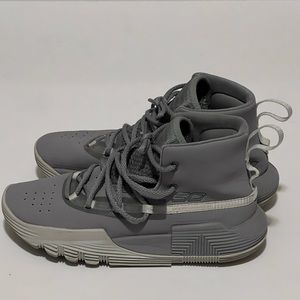 Under Armour Boys Gray and White SC shoes